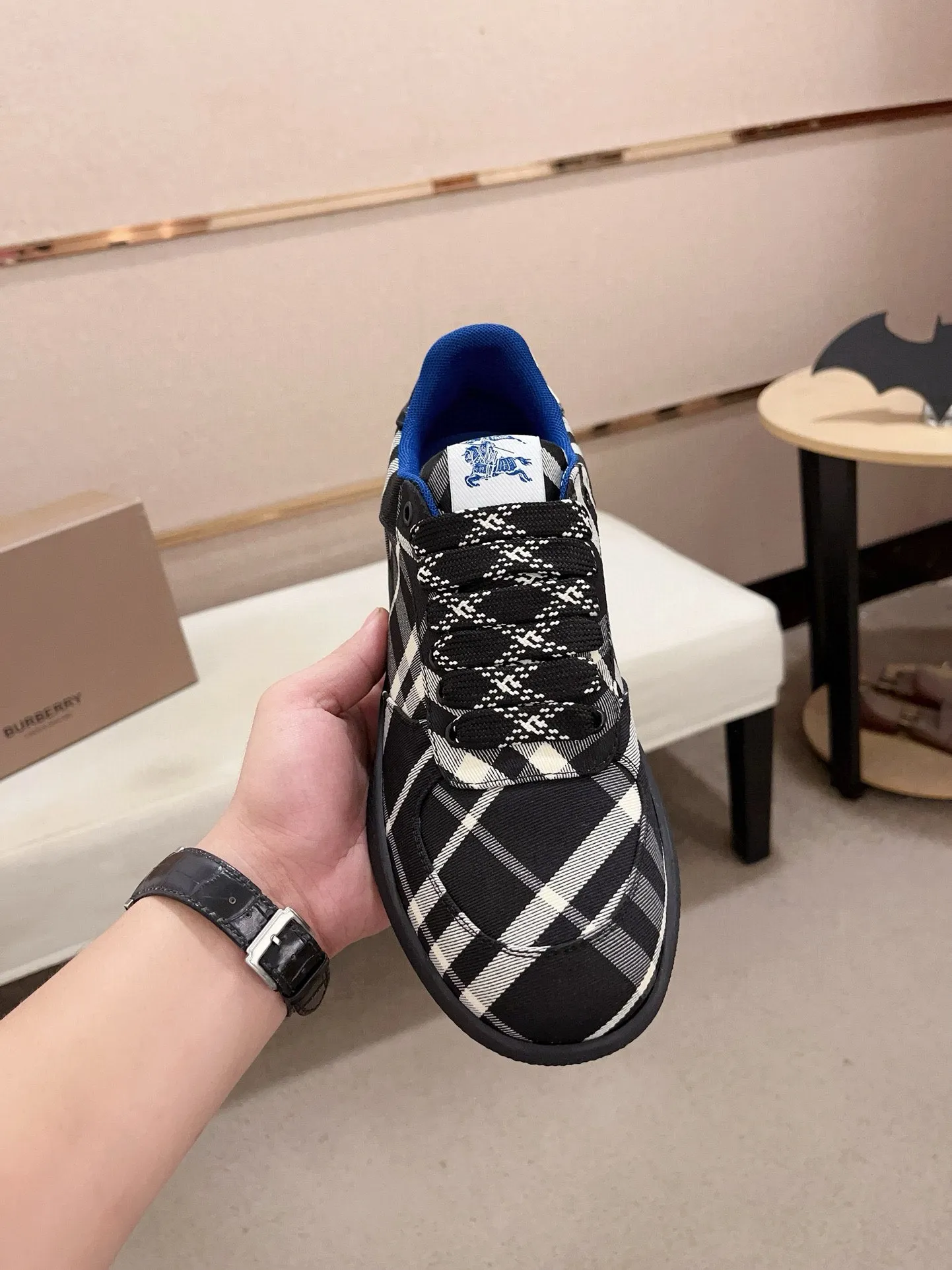 Men's shoes 💰: 560💰🇮🇹🇮🇹The counters are synchronized with Burberry's top purchasing agents🔍🔍Synchronized sales. Positive code number: 38-44. Italian imported cowhide, fully imported sheepskin lining, sole: original sole provided by the original factory, exclusive movable molded sole, super comfortable, original factory follow-up order, 🔍🔍high quality, you can enter and leave the counter at will, welcome to compare (45 yuan for customization, no return or exchange)